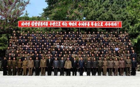 Trong bức ảnh này, được KCNA đăng ngày 4/6/2010, ông Kim Jong-il (giữa, đeo kính) chụp với các công nhân tại một nhà máy cơ khí ở tỉnh Bắc Pyangan.